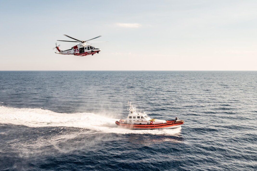 Cade dalla barca e resta ore in mare, salvato da Guardia Costiera