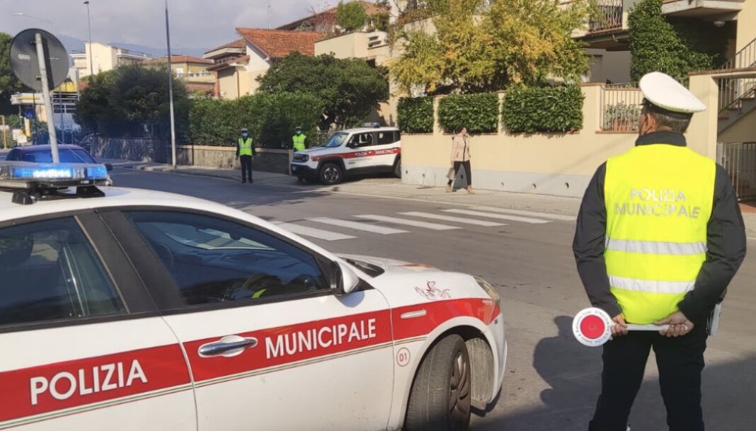 Provoca un incidente con la moto e poi scappa: rintracciato dalla polizia municipale