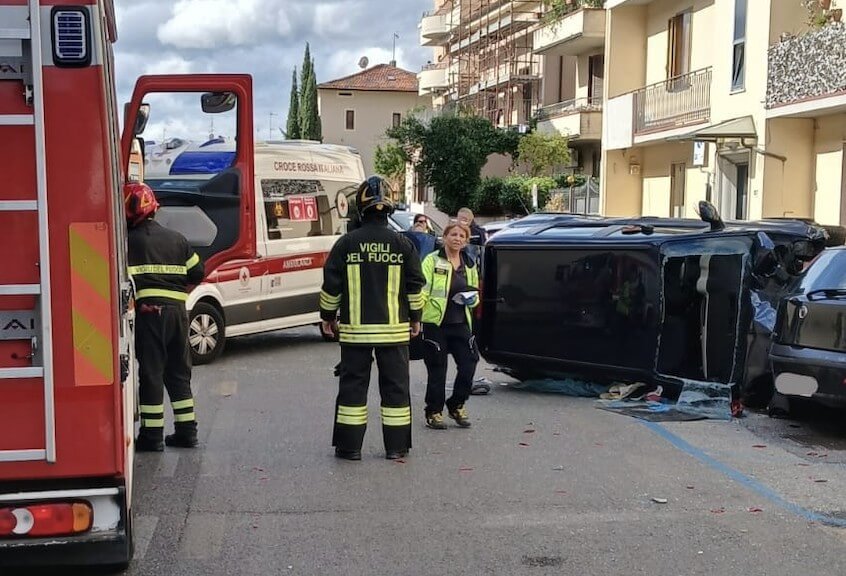 Perde il controllo dell’auto e muore nello schianto contro le auto in sosta