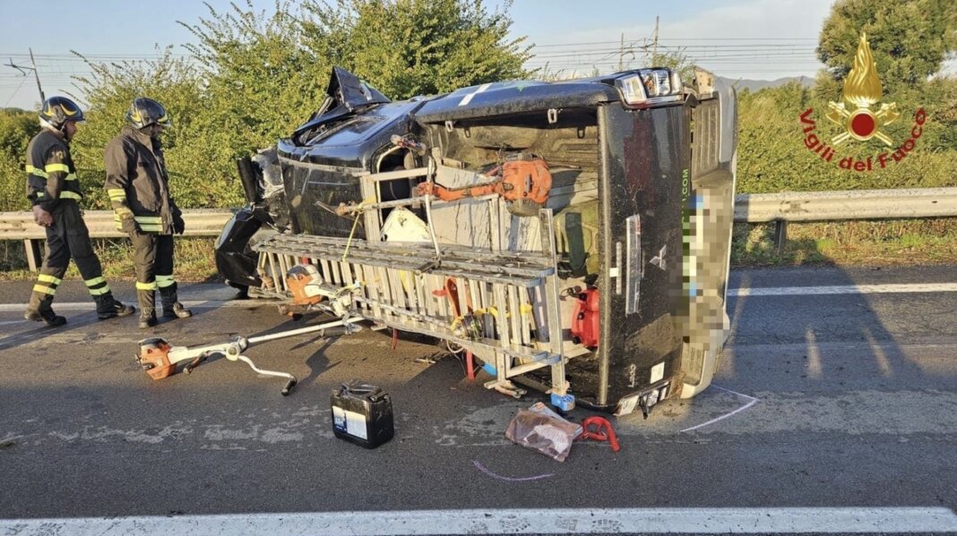 Si ribaltano con il pick up: tre feriti nell'incidente stradale