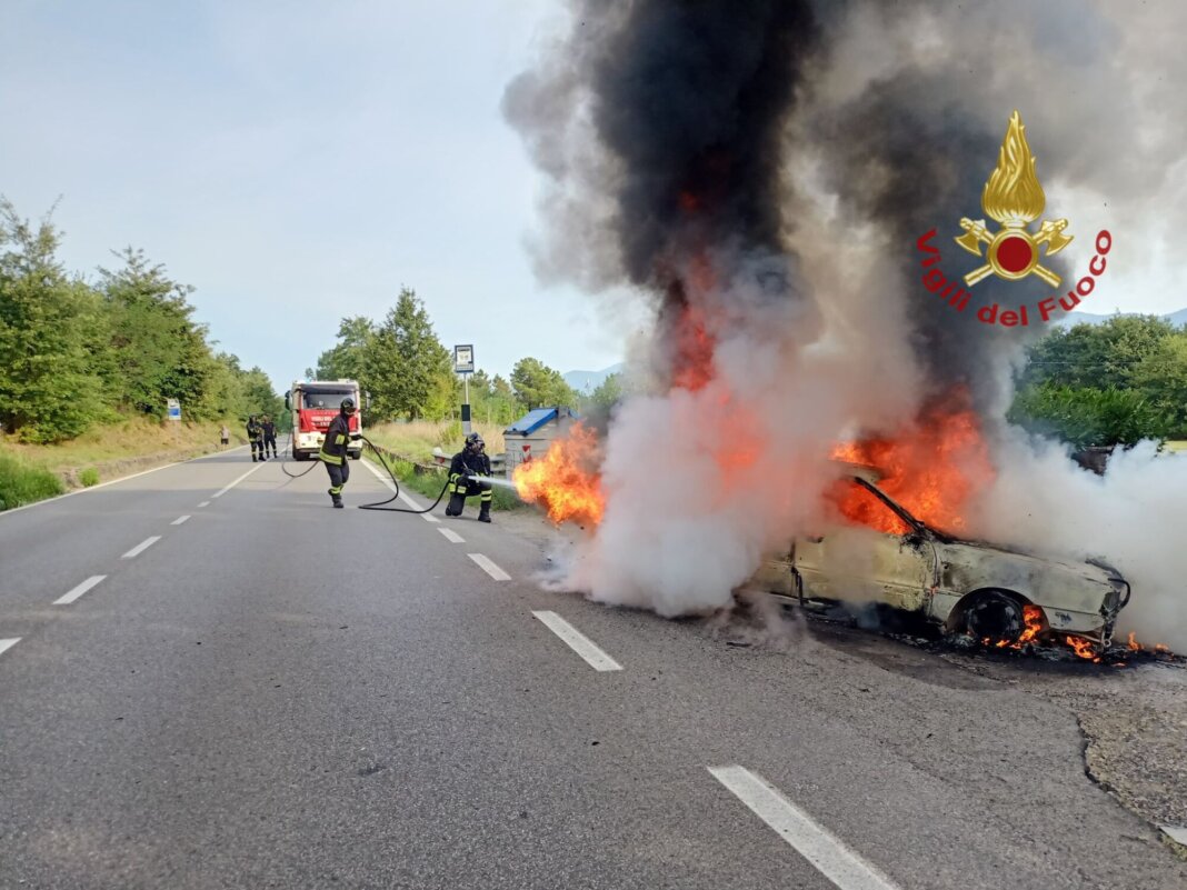 Auto in fiamme a Pergine Valdarno (foto vigili del fuoco)