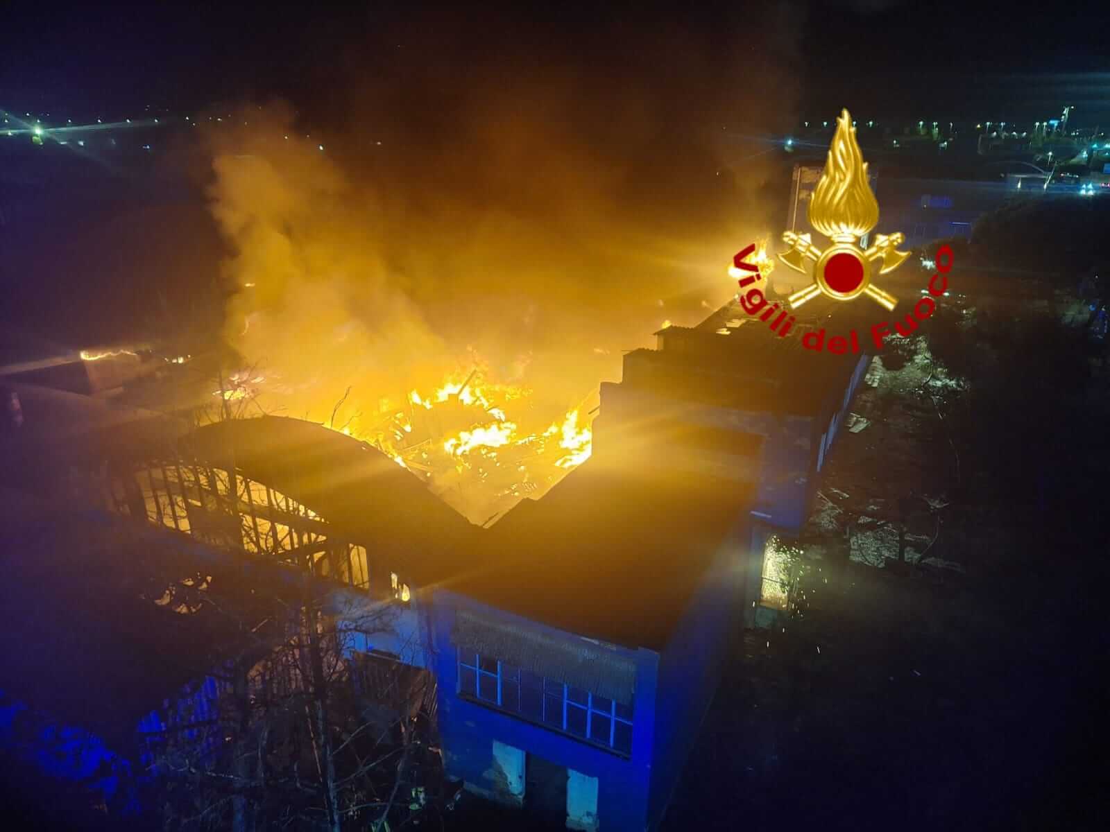 In fiamme un edificio dismesso a Campi Bisenzio: scatta l’ordinanza del Comune – Video