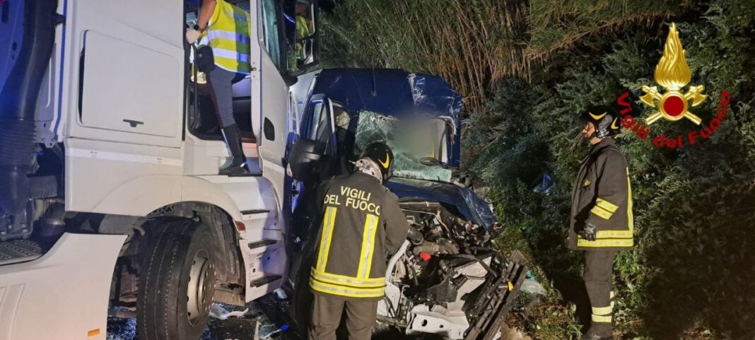 Muore sulla variante Aurelia nello scontro fra un camion e un furgone