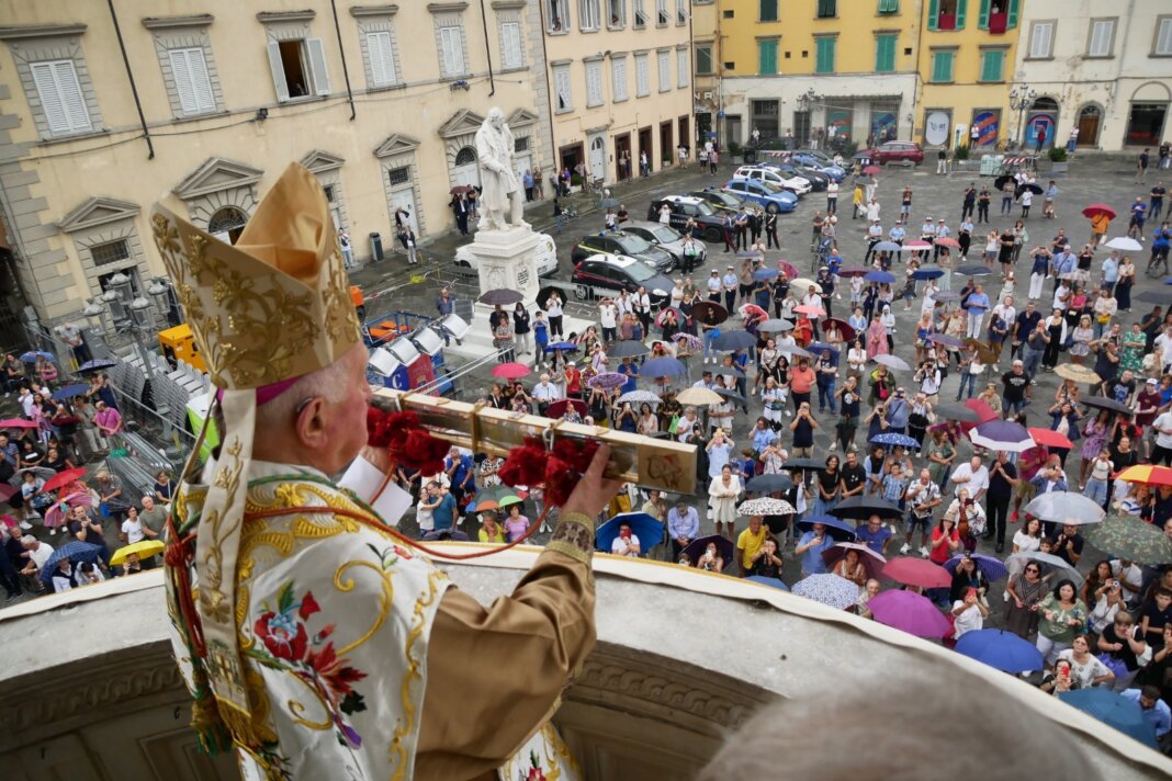 Folla in piazza Duomo a Prato per l'ostensione della Sacra Cintola di Maria