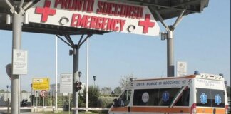 Violento scontro fra due auto nella notte a Carrara: grave una donna di 58 anni