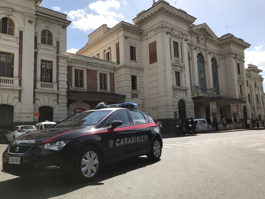 Ubriachi se la prendono con i carabinieri dopo il controllo in un locale: in manette