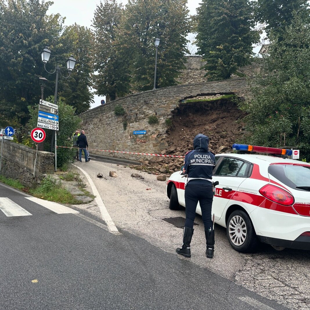 Crolla una porzione di mura nel centro storico di Cortona