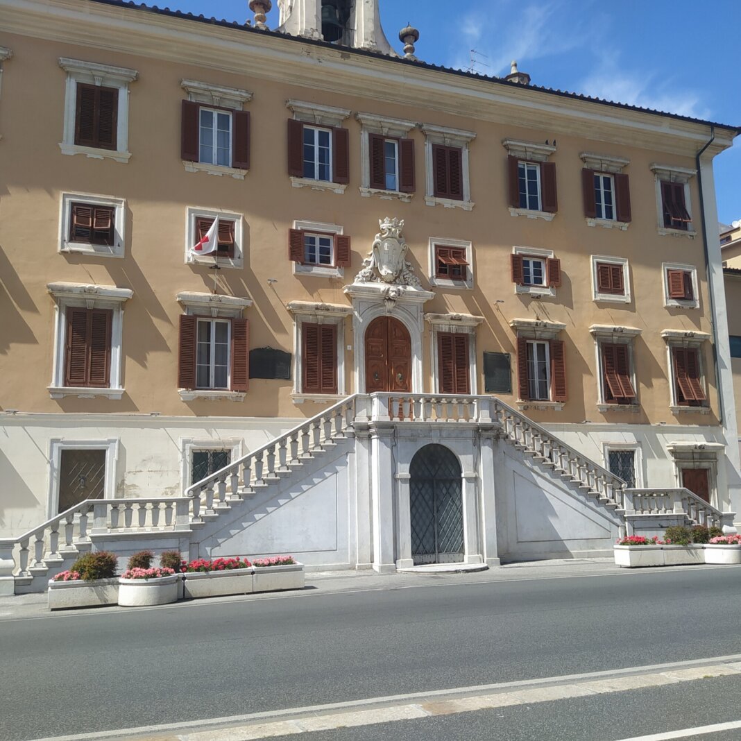 Livorno come Firenze: sindaco anticipa chiusura minimarket