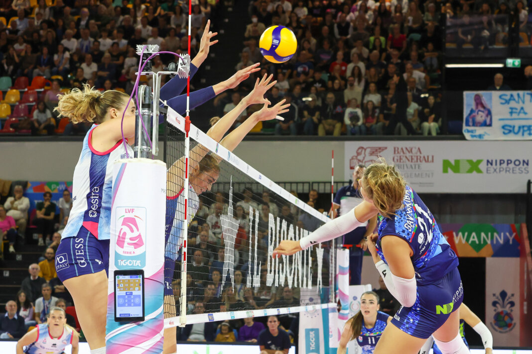 Pallavolo femminile, il derby va alla Savino Del Bene, ma il Bisonte non demerita