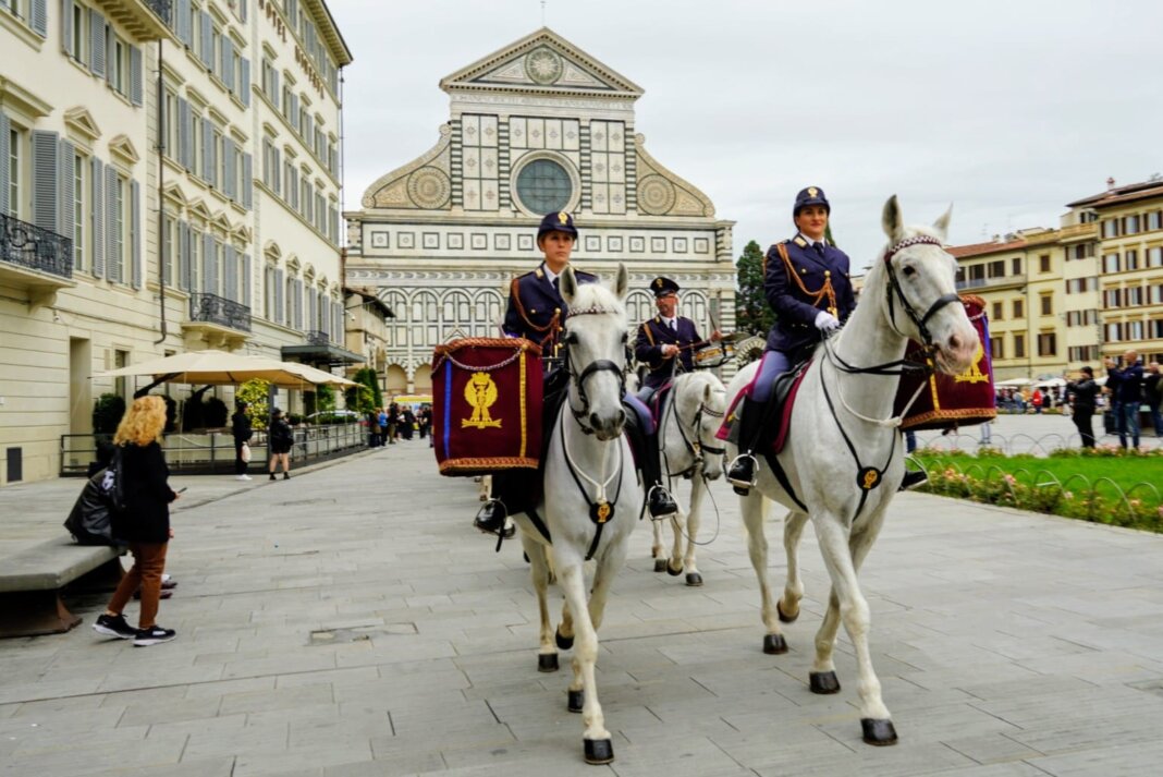 La cavalcata urbana 'Fiorente' sfila per le vie della città di Firenxe