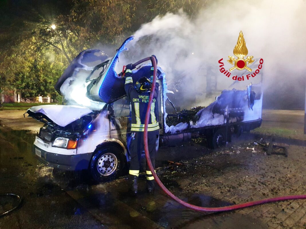 In fiamme un caravan parcheggiato in strada a Firenze