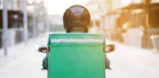 Roma, rider picchiato a bastonate e rapinato di bici e incasso