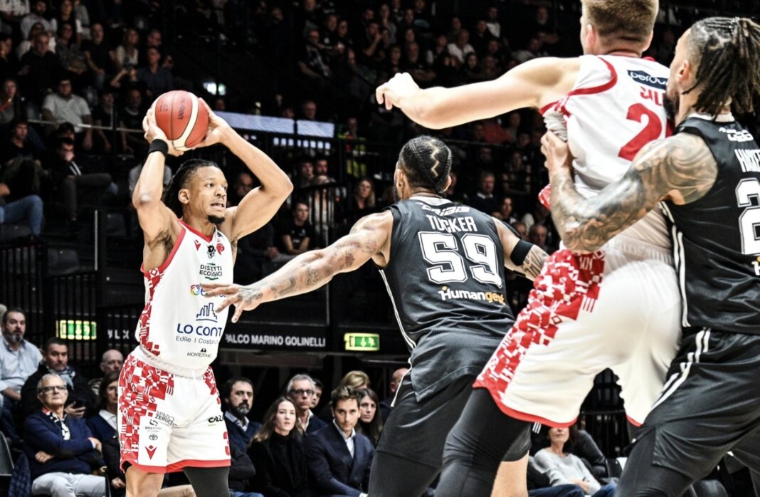 Un momento della gara del Pistoia Basket 2000 a Bologna