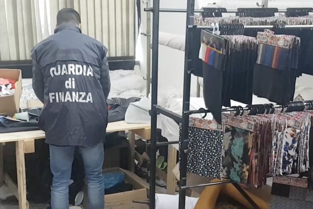 Sfruttamento del lavoro in due aziende di confezioni a Prato: arrestati in due