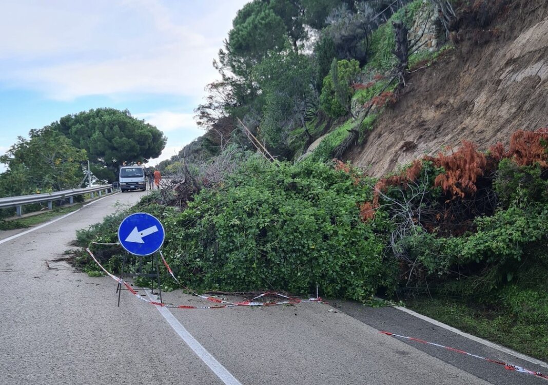 Isola d'Elba, smottamenti in serie sulla provinciale 25 per il maltempo