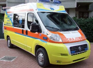 Due feriti gravi nello scontro fra due moto a Licciana Nardi ambulanza Misericordia di Massa