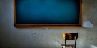 Studente fotografa perdita di acqua in aula e si prende una nota