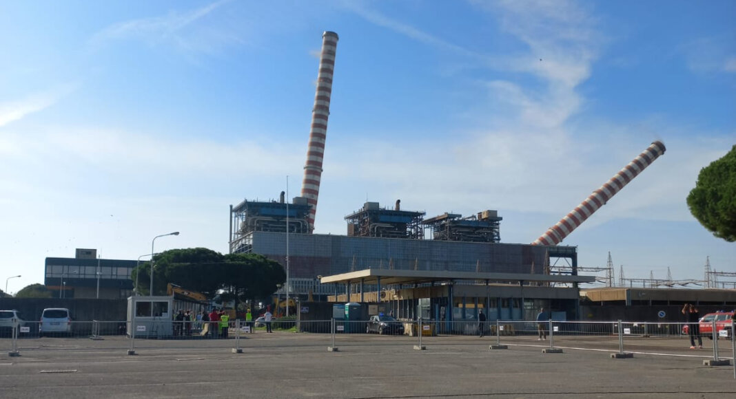 Tor del Sale a Piombino: abbattute storiche ciminiere. Cambia skyline golfo