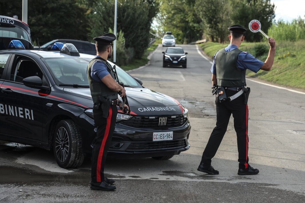 Paura a Fucecchio: commando assalta il calzaturificio bloccando le strade con furgoni e chiodi