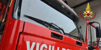 Perde il controllo dell’auto e sfonda la vetrata di un ristorante: tre feriti vigili del fuoco
