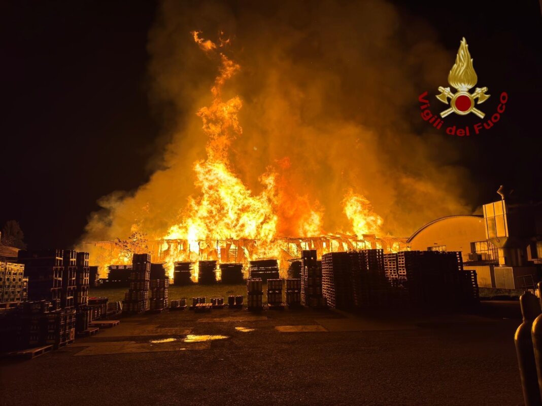 Ditta di legnami distrutta dall'incendio a Sansepolcro: due feriti