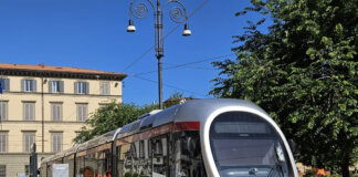 Borseggio in tramvia a Firenze: arrestata una delle responsabili, in fuga la complice