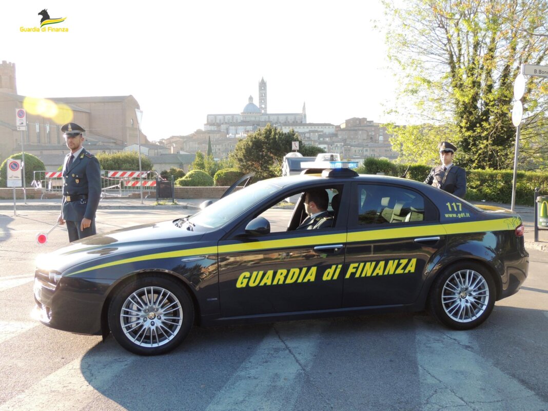Abbandonano 12 tonnellate di rifiuti: individuati e denunciati dalla Finanza