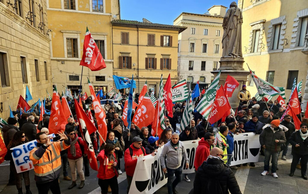 Chiusura Beko Siena, il corteo dei 400. In piazza anche l'arcivescovo