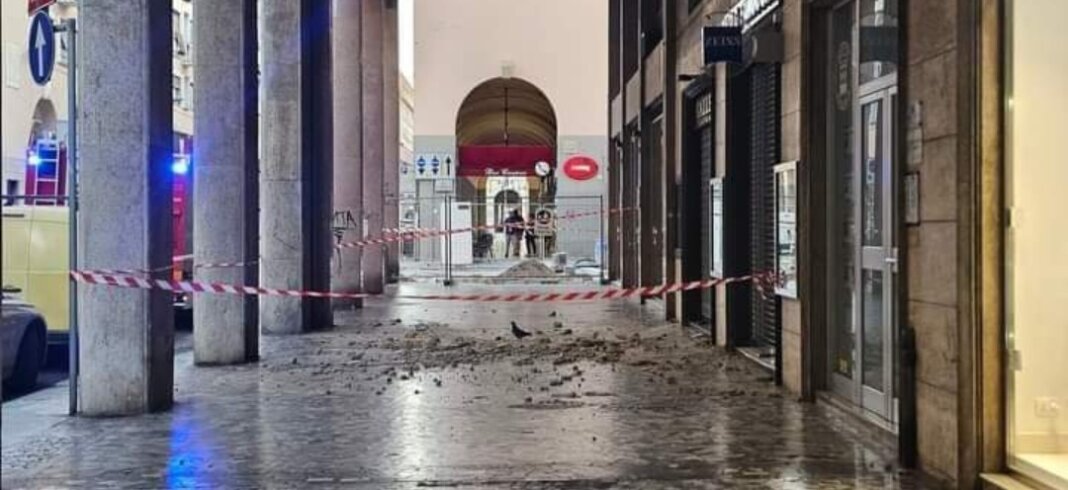 Crolla soffitto sotto i portici a Livorno, paura nella centralissima via Grande