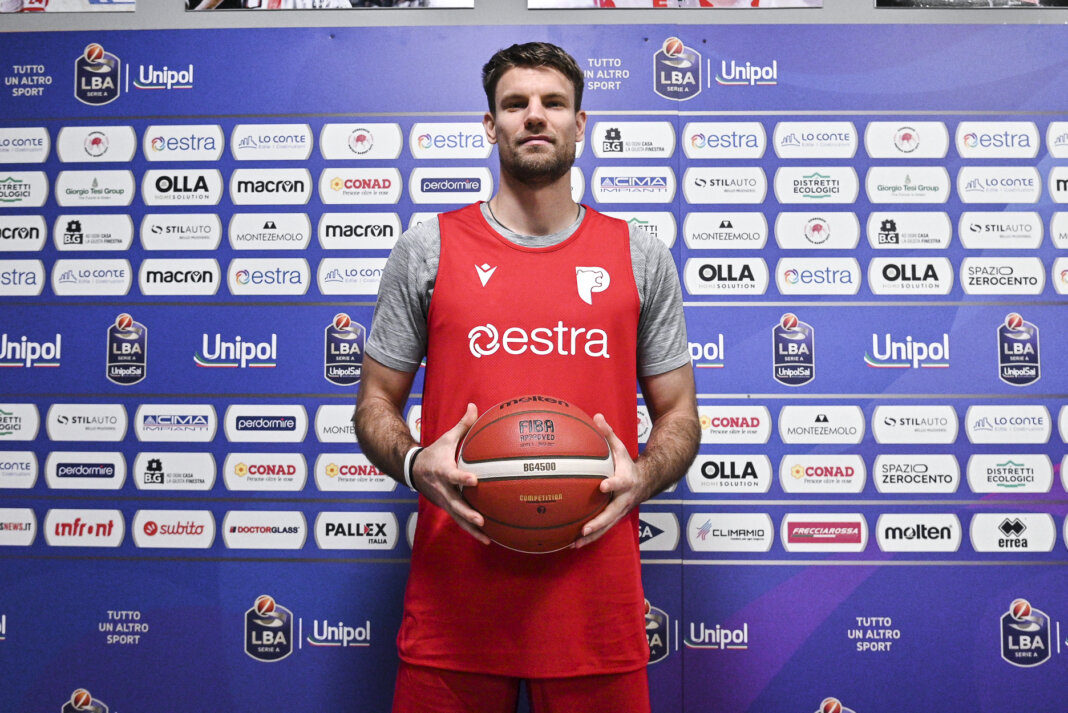 Andrew Smith, centimetri e forza sotto i tabelloni per il Pistoia Basket 2000