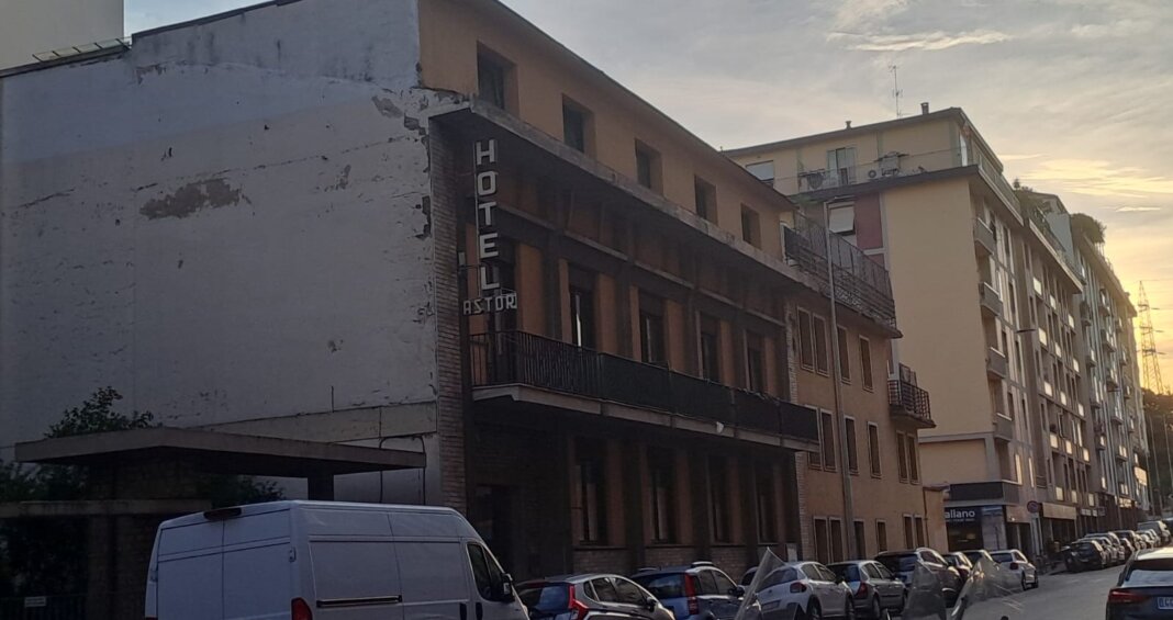 Ex Astor in vendita: all'asta hotel da cui è scomparsa la piccola Kata