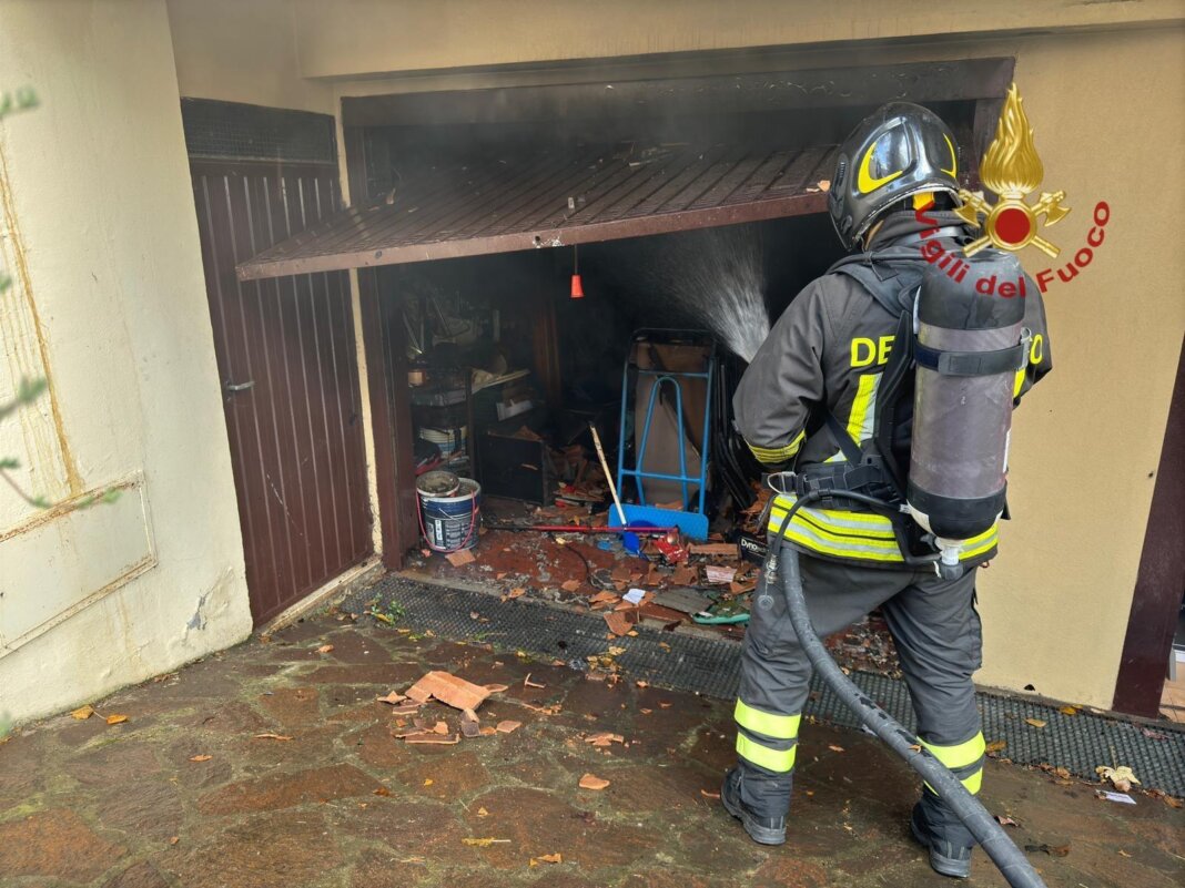 Paura per l'incendio di un garage ad Arezzo