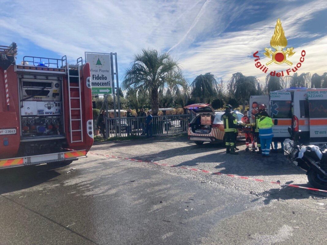 Resta incastrato sotto un'auto nel fosso dopo l'incidente in sella alla moto