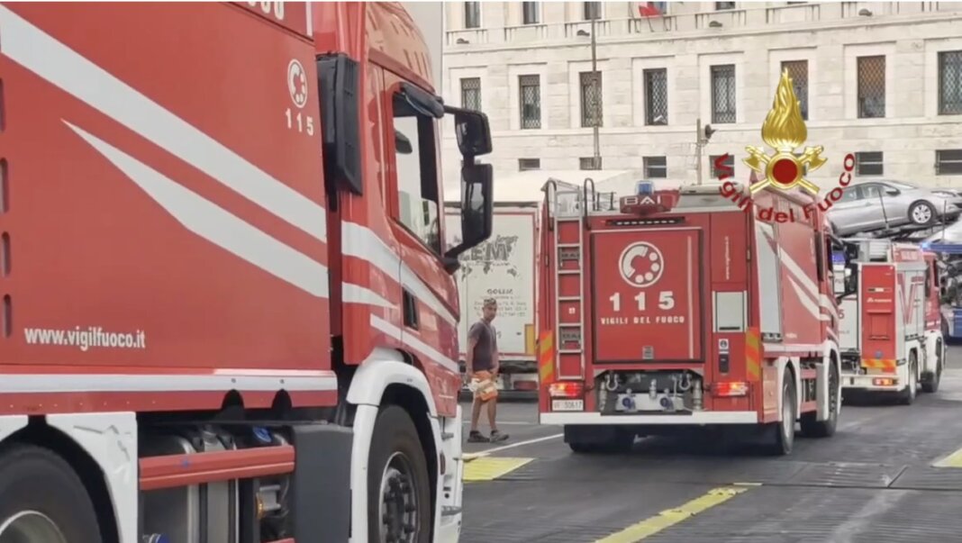 Muore nel furgone schiacciato dal tir: tragedia sulla A1