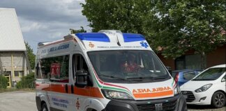 Tenta di chiudere le finestre per il maltempo ma un vetro si frantuma e le recide una vena: muore a 80 anni Ambulanza