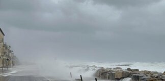 Forte vento e mareggiate, allerta gialla per costa e isole ma le previsioni migliorano Mareggiata a Pisa