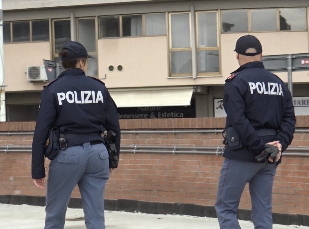 Aggressione violenta per recuperare un debito di droga: cinque in manette