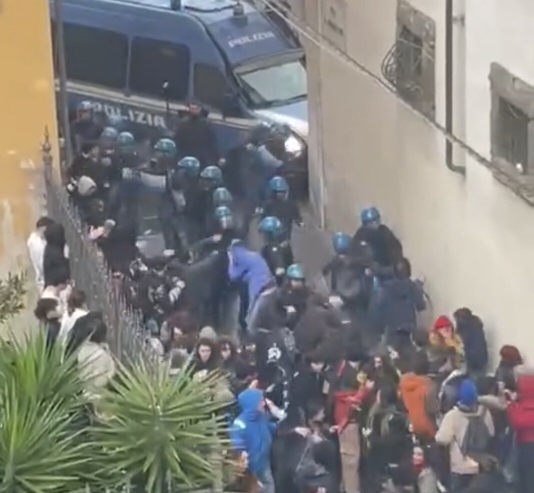 Manganellate agli studenti a Pisa: avvisi di garanzia a 13 manifestanti