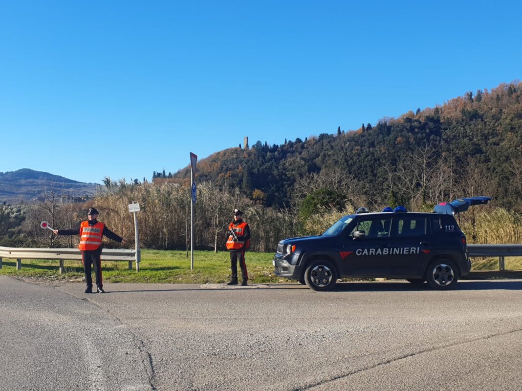 Spaccata alla gioielleria con l'auto rubata: via orologi per 10mila euro