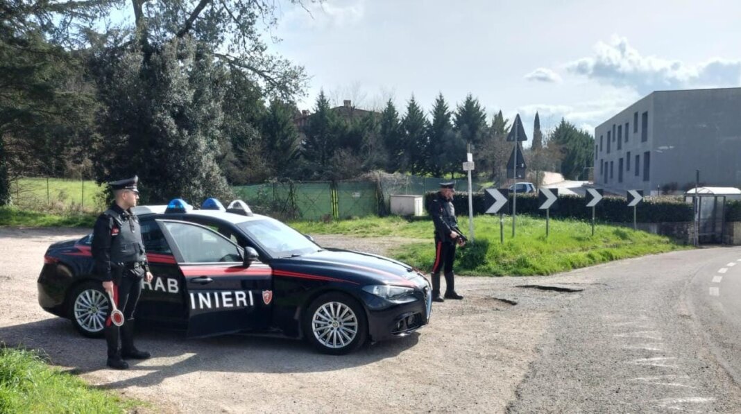 Commando assalta una ditta di abbigliamento di Vinci poi abbandona il bottino