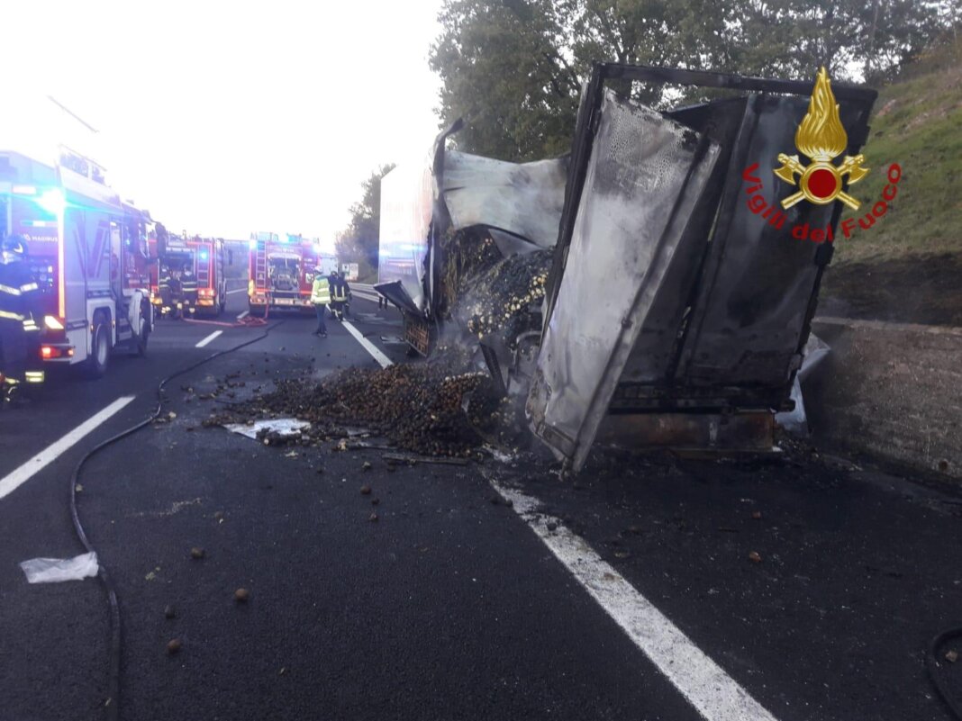 In fiamme un autoarticolato sulla A1, disagi per la chiusura dell'autostrada