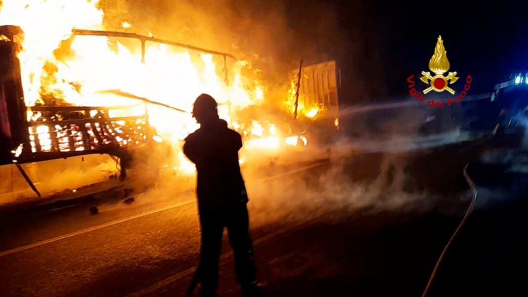 In fiamme un tir carico di pancali sulla A1