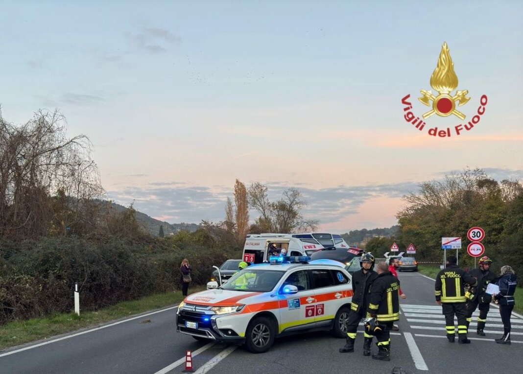 Si ferma ed esce dall'auto per soccorrere due donne in un'auto ribaltata: travolto e ucciso