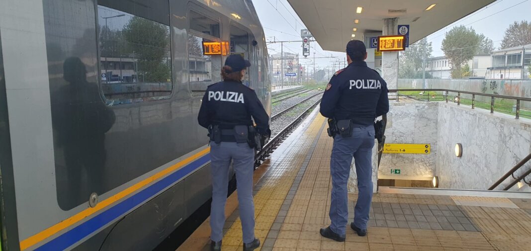 Senza biglietto cerca di far cadere la capotreno: denunciata 40enne