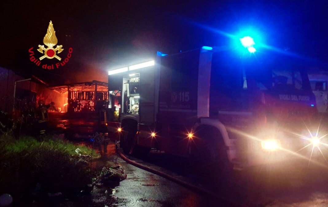 In fiamme una struttura abbandonata alle Cascine a Firenze: giù il tetto