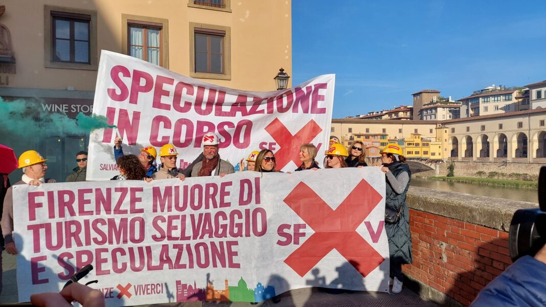 Flash mob attivisti 'Salviamo Firenze': 