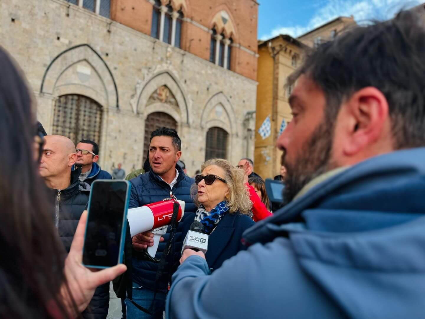 Beko chiude a Siena, sindaca Fabio: “Non lo accetto”. Giani con i lavoratori