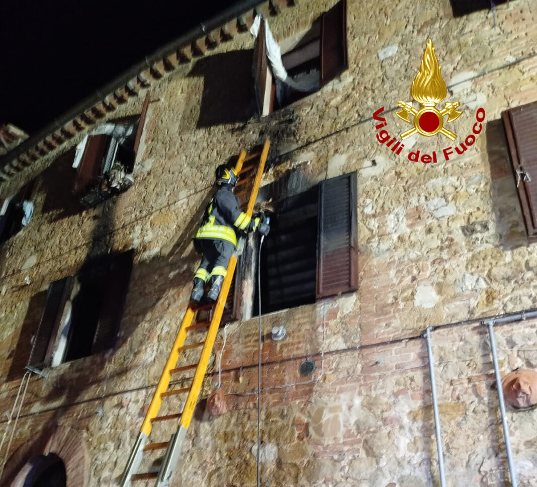 Incendio in una palazzina a Montalcino: salva una donna. Trovati morti dodici cani