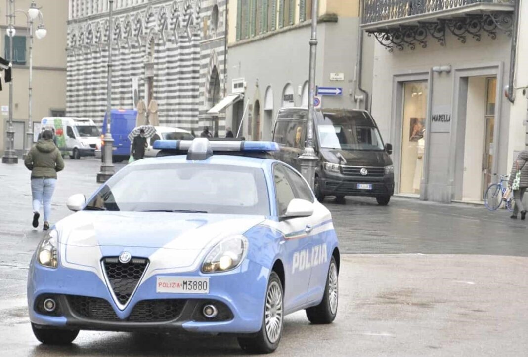 Rapine agli anziani con la scusa della vendita porta a porta di frutta: due in manette