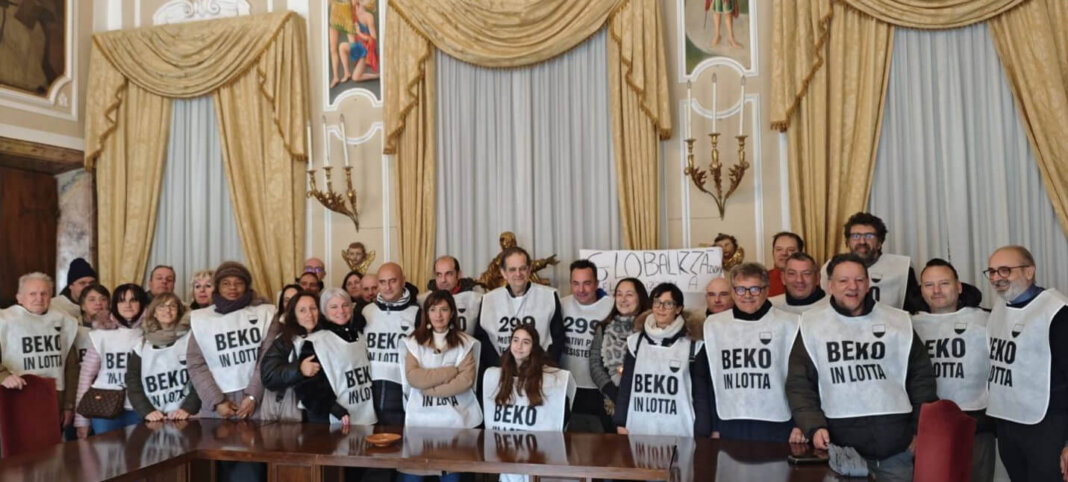 Beko Siena, arcivescovo Lojudice accoglie i lavoratori e indossa la loro pettorina